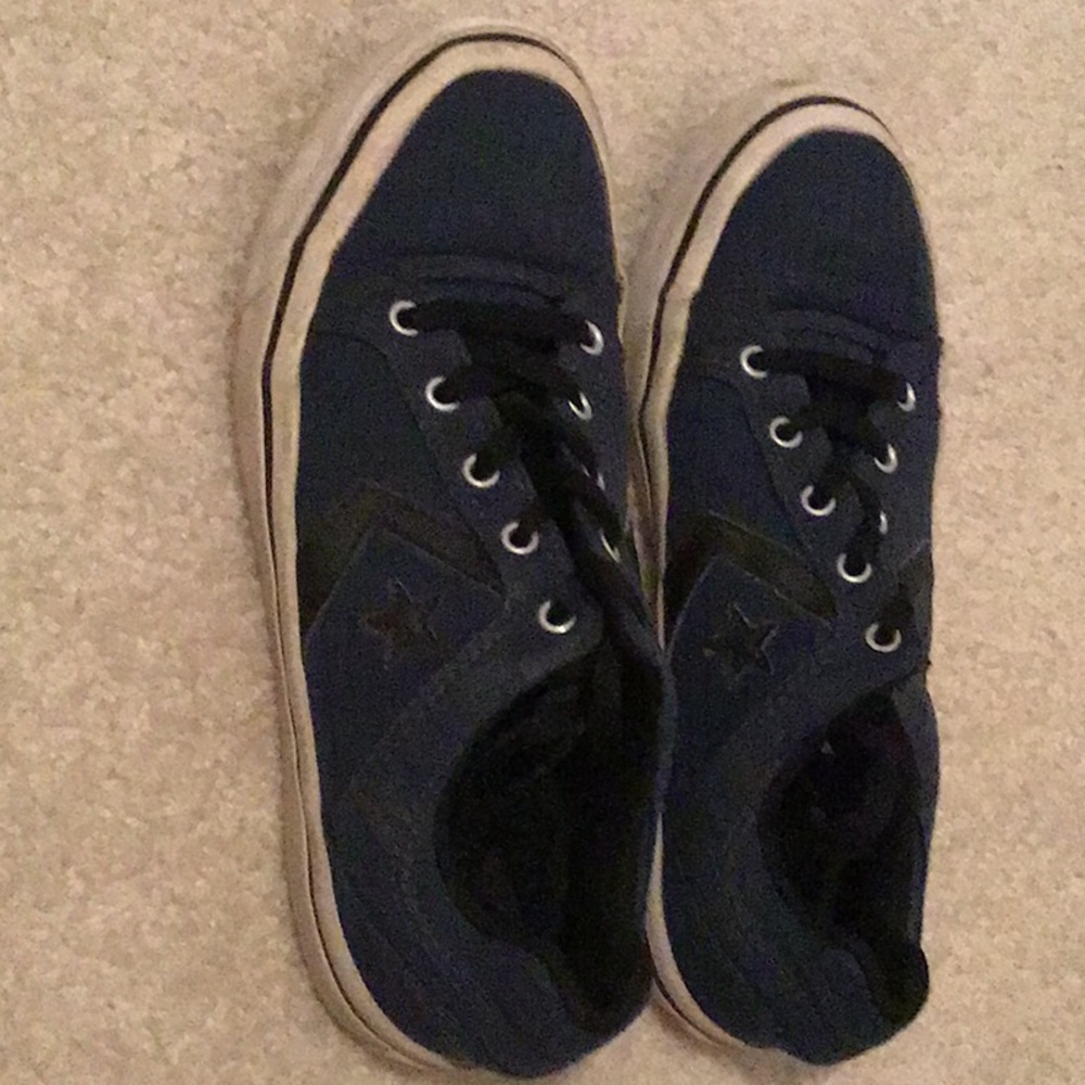Boys Converse Men’s size 5 canvas navy shoe